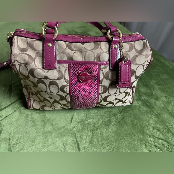 AUTHENTIC COACH PURSE F24884 SIGNATURE, GREAT CONDITION W/ REMOVABLE STRAP USED - Picture 2 of 13